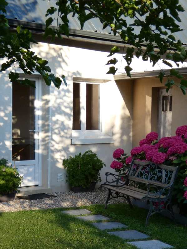 Entrée du cabinet de Benoit Lainé, magnétiseur à Notre-Dame-de-Bondeville avec jardin et fleurs.